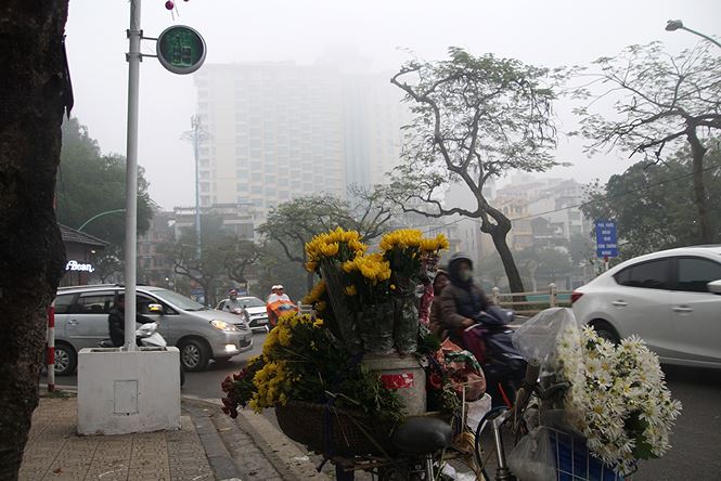 Hà Nội chìm trong sương mù và nồm ẩm